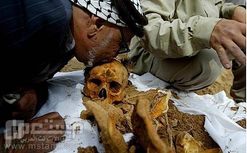 صورة أب يقبل جمجمة أبنه الشهيد بعد ان سلمه اليهود