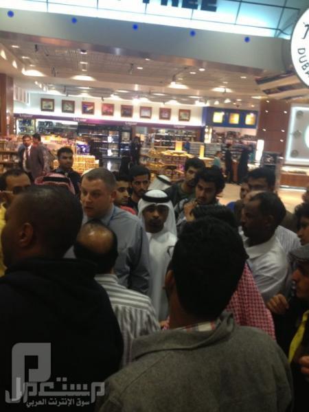 تكدس وافتراش مئات السعوديين في مطار دبي
