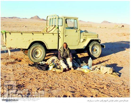 يعيش على الخبز والحليب .. مسن سعودي يعيش داخل سيارته في الصحراء منذ 16 عاما