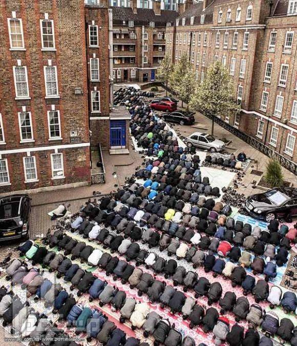 صور المصلين المسلمين ببريطانيا تثير الصحف لتصرخ .. أين أنتم أيها المسيحيون؟