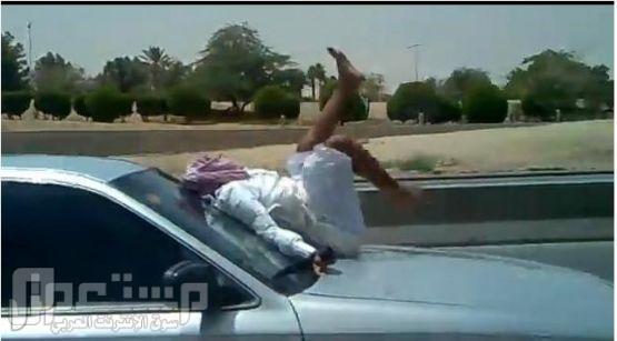 بالفيديو : شاب يغامر بحياته بطريق الرياض - مكه وسط دهشة الجميع ..!!