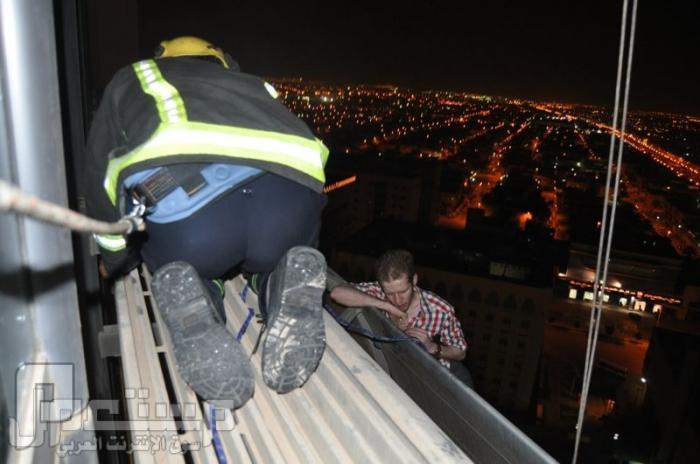 بالصور .. إنقاذ مقيم عَلِقَ بالدور العاشر في برج الفيصلية بالرياض
