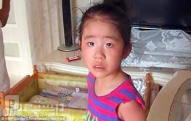 بالفيديو والصور.. إنقاذ طفلة صينية علق رأسها بين قضبان الطابق الـ 24