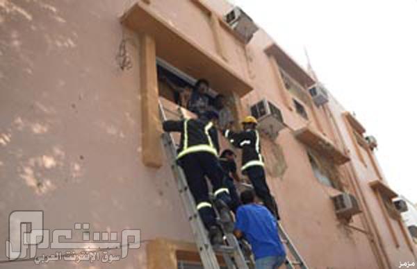 صور: الدفاع المدني ينقذ أسرة من حريق اندلع بمنزلهم بجدة