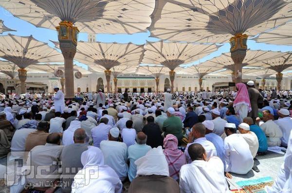 صور: أكثر من نصف مليون مصل يشهدون الجمعة الأخيرة من رمضان بالحرم النبويّ