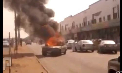 فيديو: سيارة مشتعلة في عزيزية الرياض تتحرك من نفسها