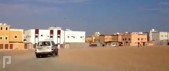 بالفيديو .. سيارة "الهيئة" تطارد شاباً أمام مدرسة بنات بـ "عرعر"