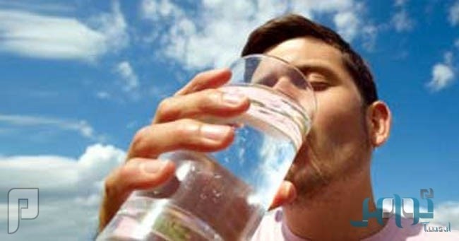 5 أضرار صحية لشرب الماء أثناء الطعام.. وكيفية تفاديها