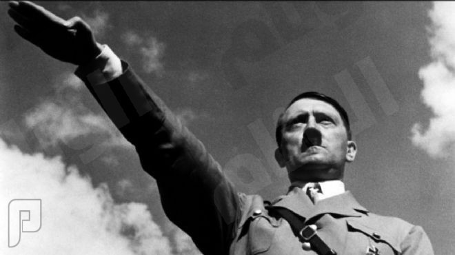 لمن لم يشاهد "الشنب" هتلر وهو يخطب بالجيش الالماني النازي في عرض عسكري مهيب