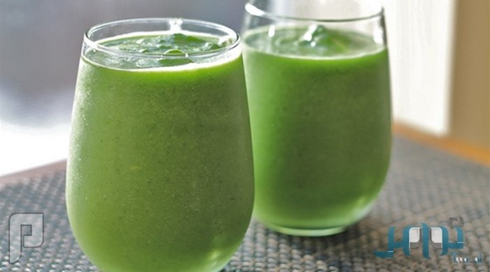 المشروب الاخضر فوائدالخضروات الطازجة في كوب من العصير
