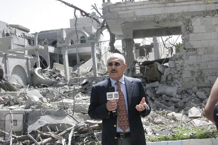 شاهد اول صورة لعلي عبدالله صالح امام منزلة بعد تدميرة