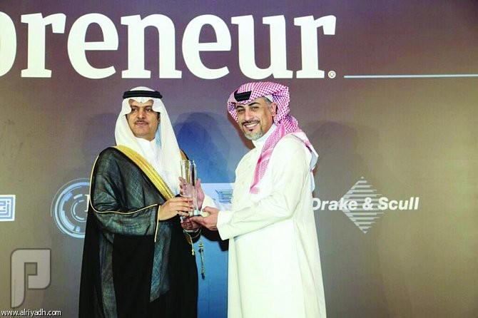 «دار الأركان» تحصد جائزة «الابتكار في التطوير العقاري» 2015 عبدالعزيز الضعيان يتسلّم الجائزة من خالد المقيرن