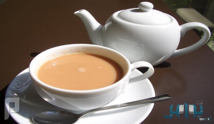 دراسة: الشاي بالحليب يتفوق على «مُبيِّض الأسنان»