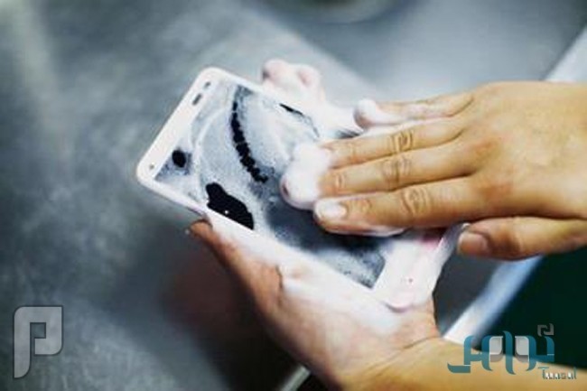 اليابان تنتج أول هاتف ذكي يمكن غسله بالماء والصابون