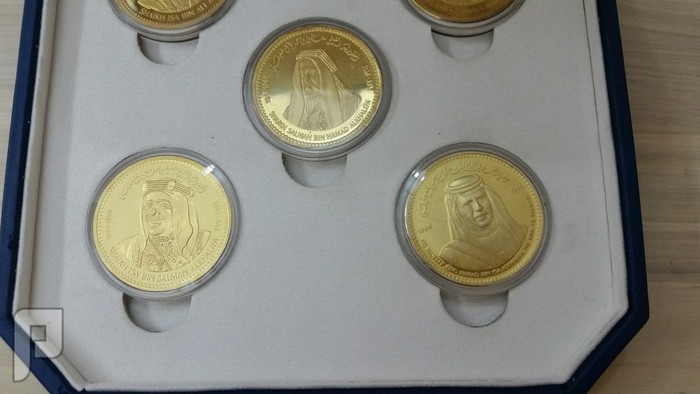 مجموعة تذكارات البحرين من الفضه داخل علبه مخمليه فخمه