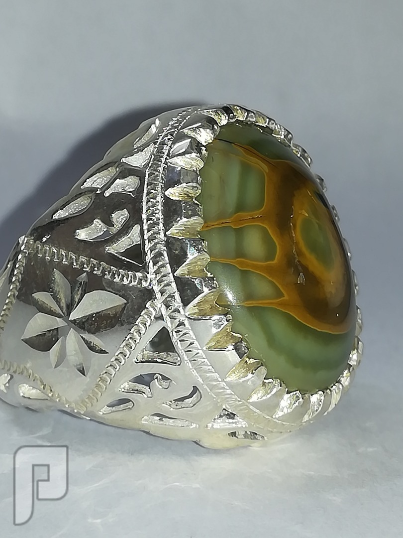 خاتم عقيق يماني طبيعي تفاحي اللون مصور