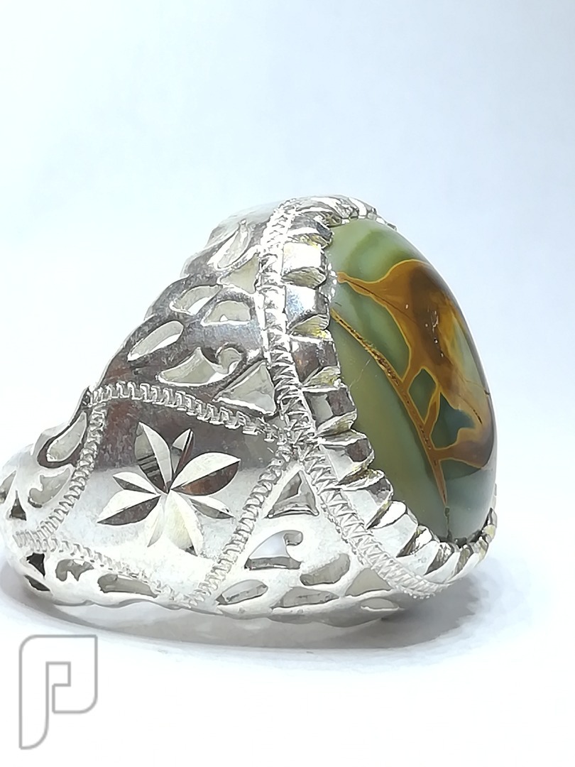 خاتم عقيق يماني طبيعي تفاحي اللون مصور