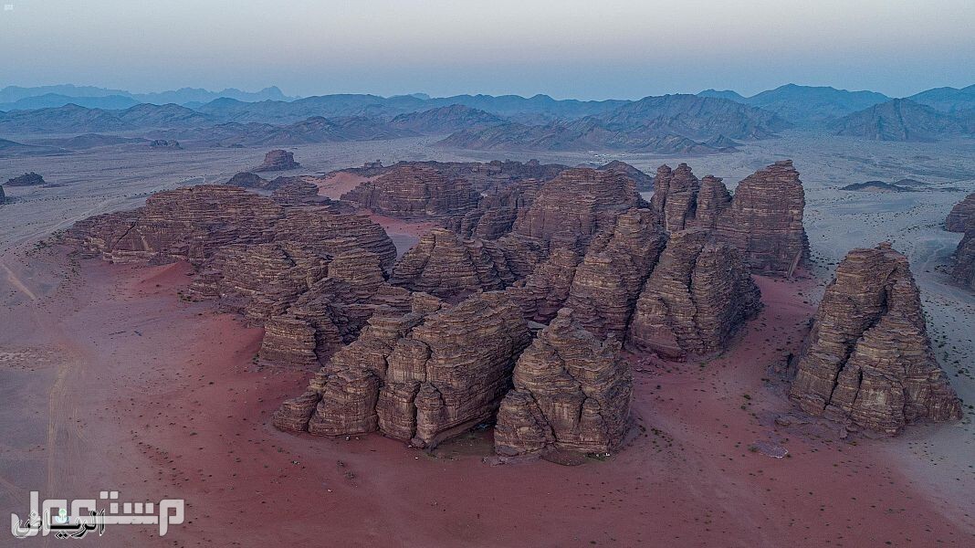 جبال من الأحجار الرملية في صحراء "حسمى"