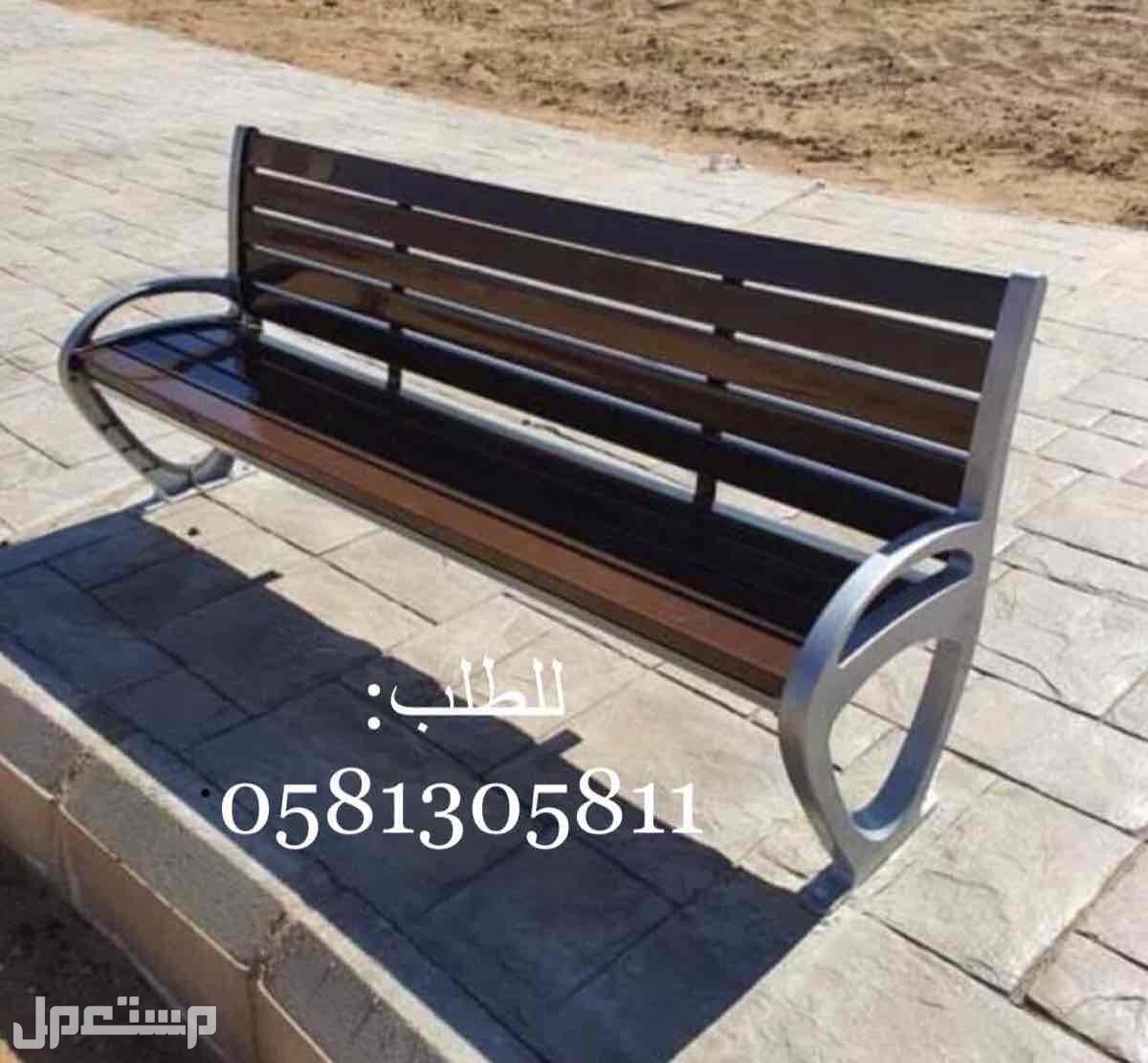للبيع كراسي حدائق وسلات نفايات