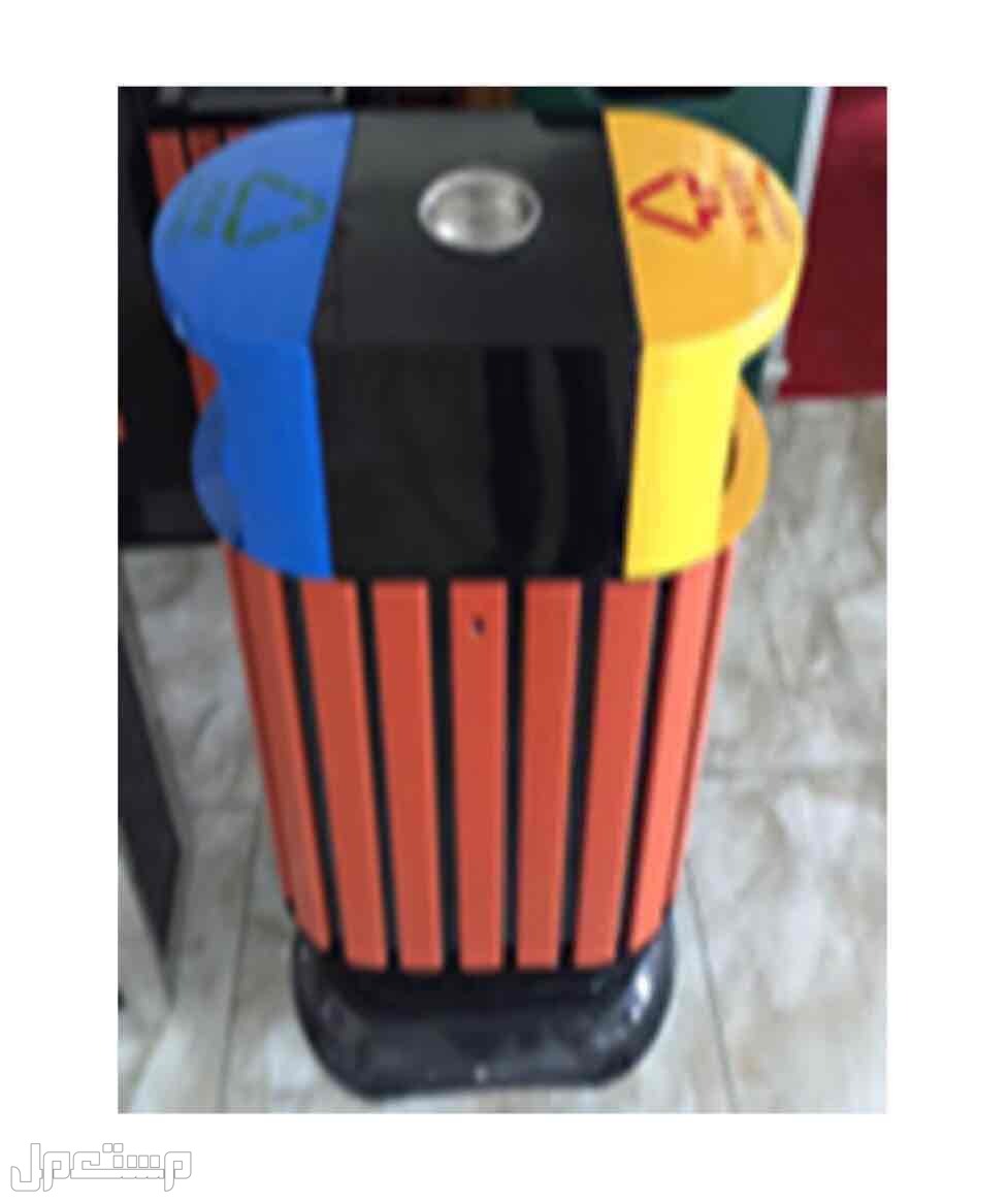للبيع كراسي حدائق وسلات نفايات