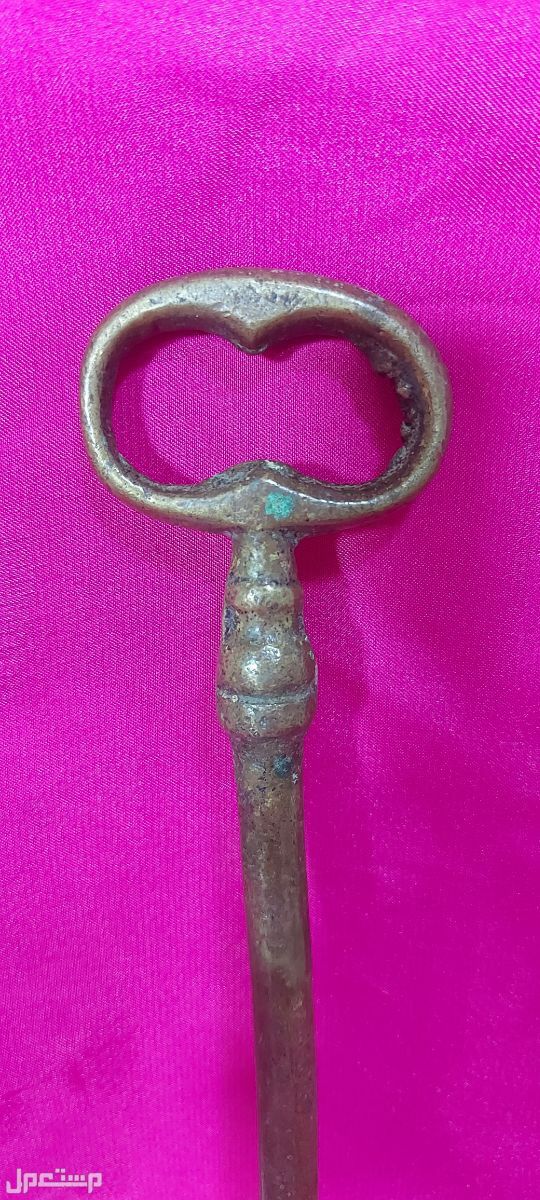 مفتاح نحاس قديم جدا حجم كبير.