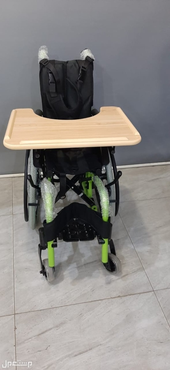 عربة ذوي الاحتياجات الخاصة مع طاوله