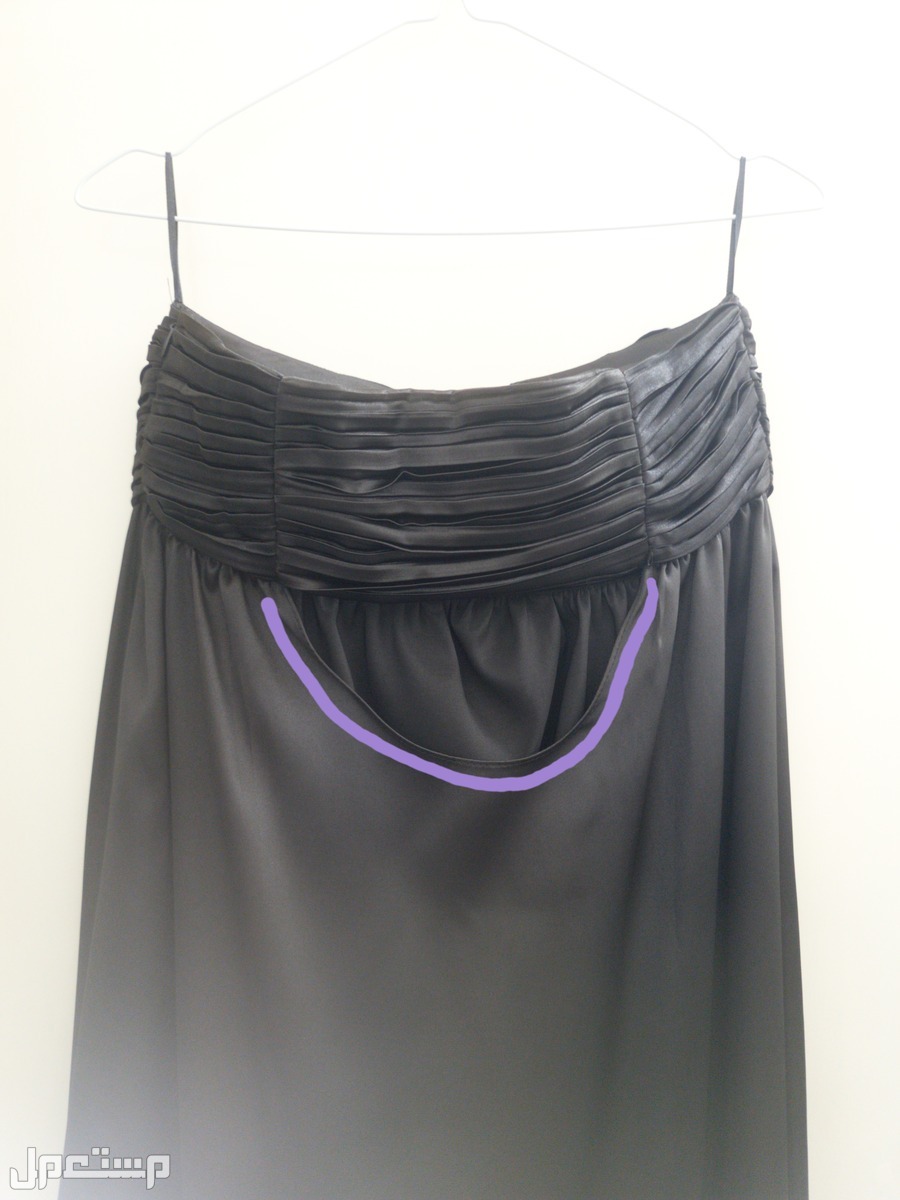 فستان أسود للبيع في العين من الخلف فتحة نصف دائرة عند منطقة الظهر