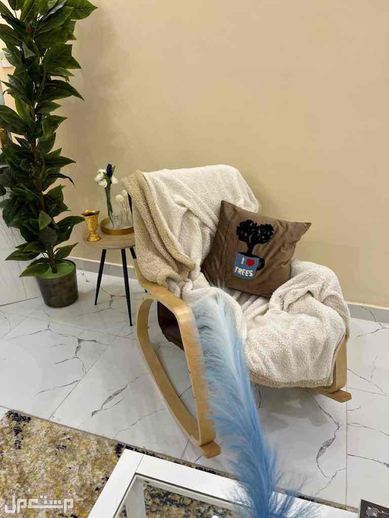 كرسي هزاز خشبس جديد ماركة كرسي هزاز خشبي مع مخده ومفرش في ابو عريش بسعر 400 ريال سعودي قابل للتفاوض