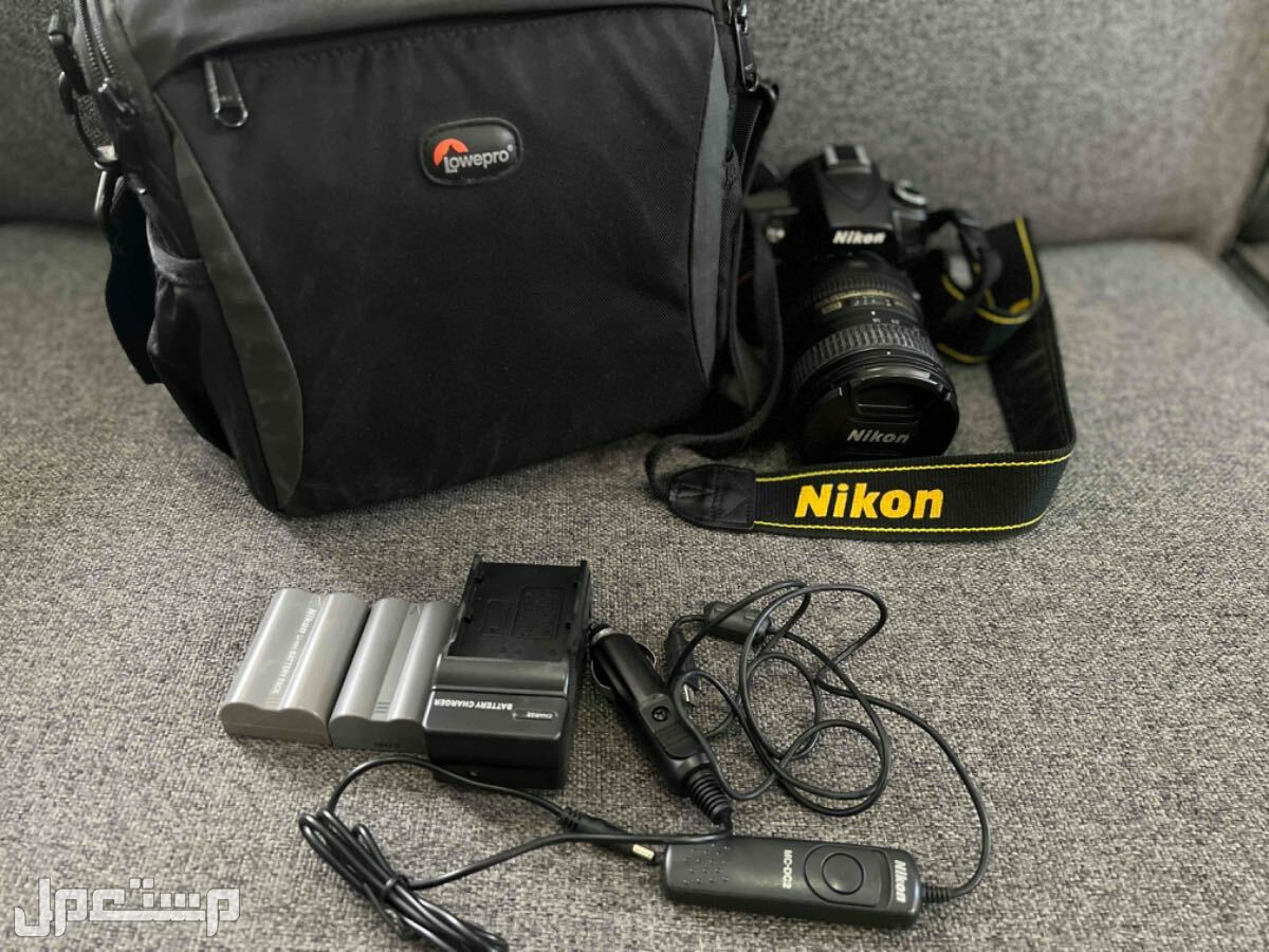 نيكون Nikon D-90 مع عدسة وبعض الملحقات للبيع