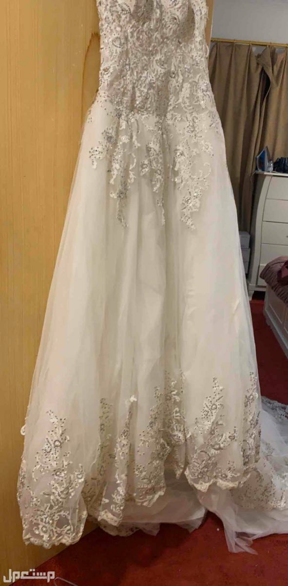 فستان زواج اللون اوف وايت + مع طرحه مشغوله من الجهتين