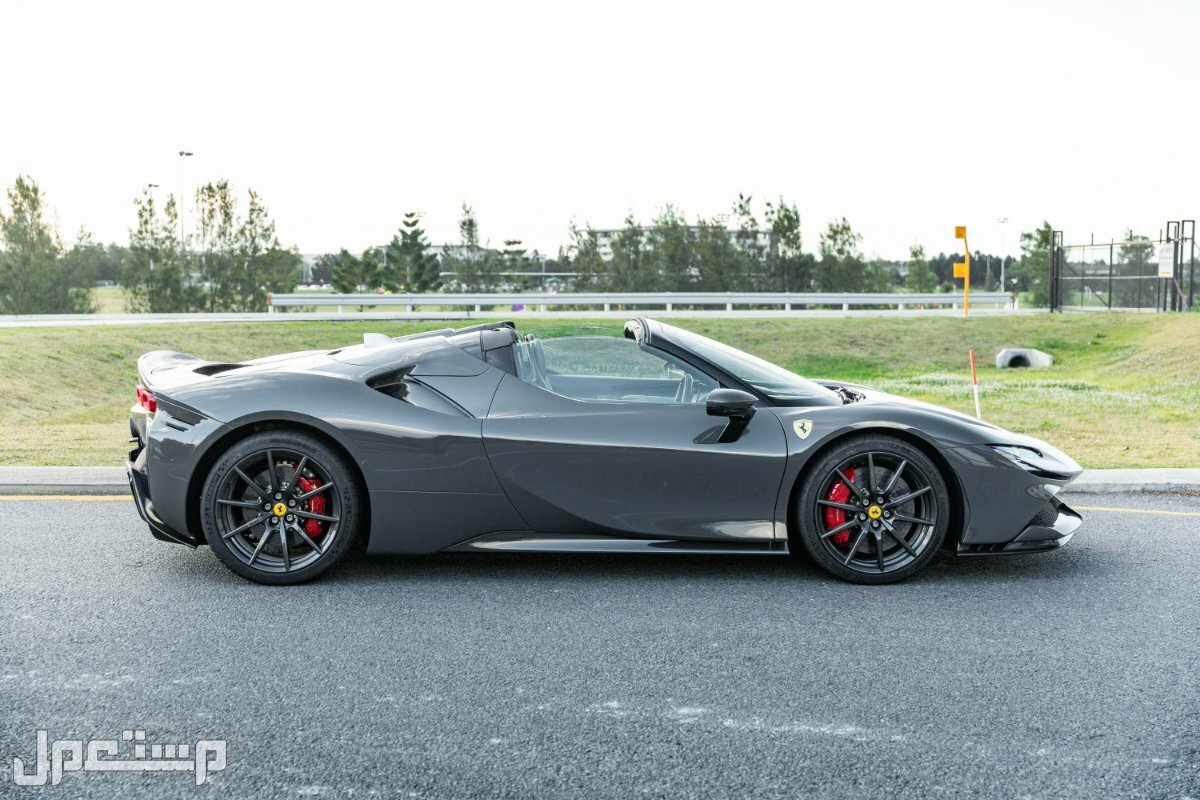 مراجعة فيراري 2022 SF90 Spider فيراري 2022 SF90 Spider