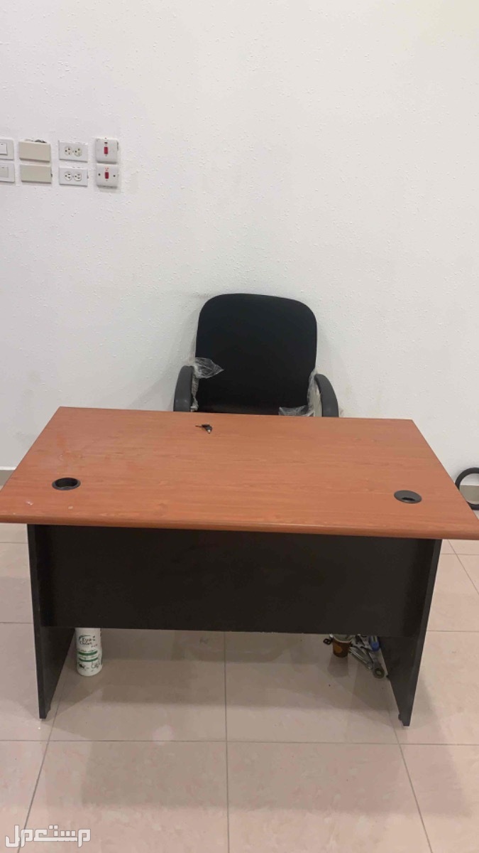 مكتب وكرسي استخدم بسيط