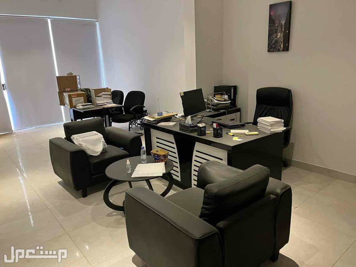 للبيع أثاث مكتبي شبه جديد في الرياض بسعر جيد 3500 فقط . و البيع بالكامل