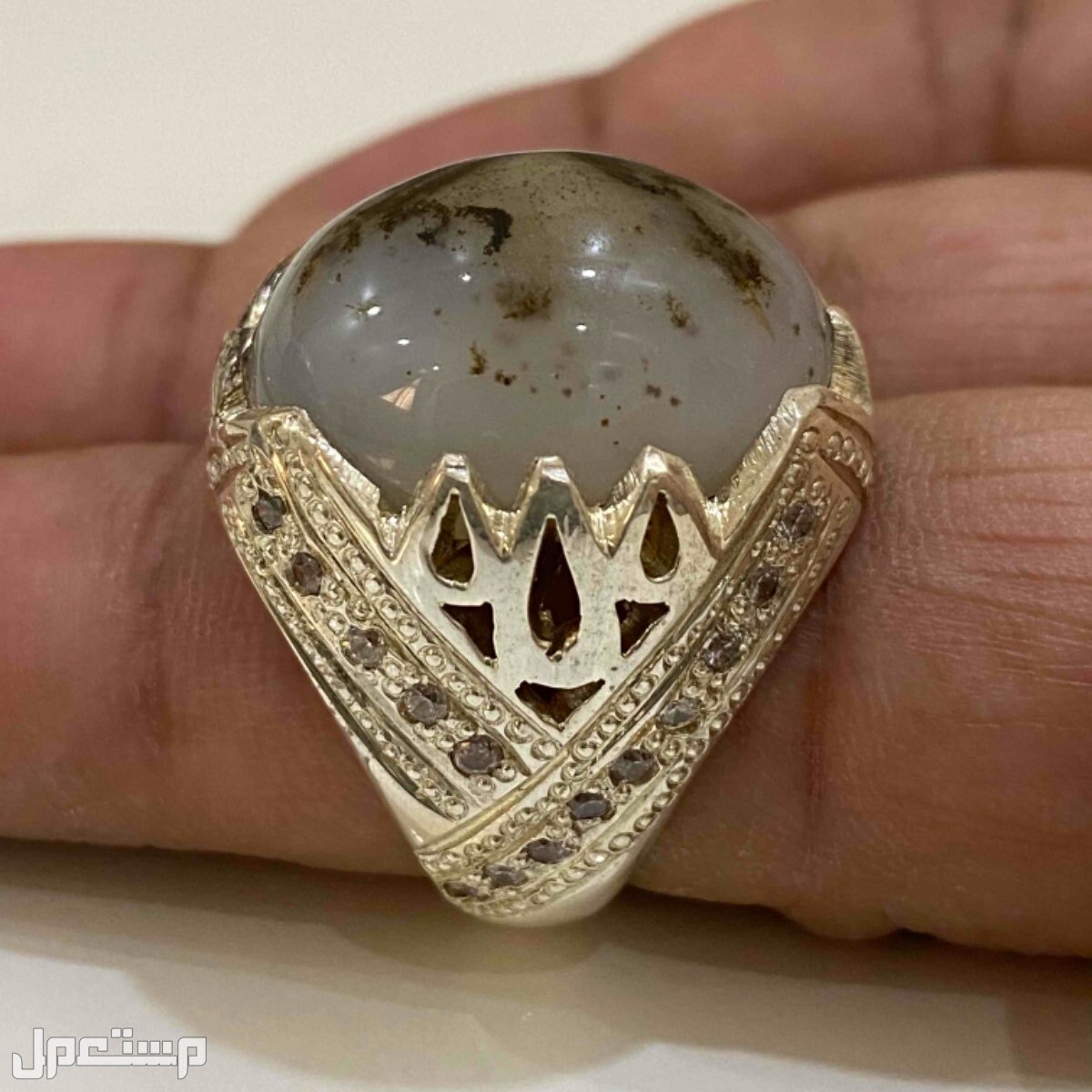 خاتم ملكي عقيق يماني مصور مرصع بالزركون الأمريكي
