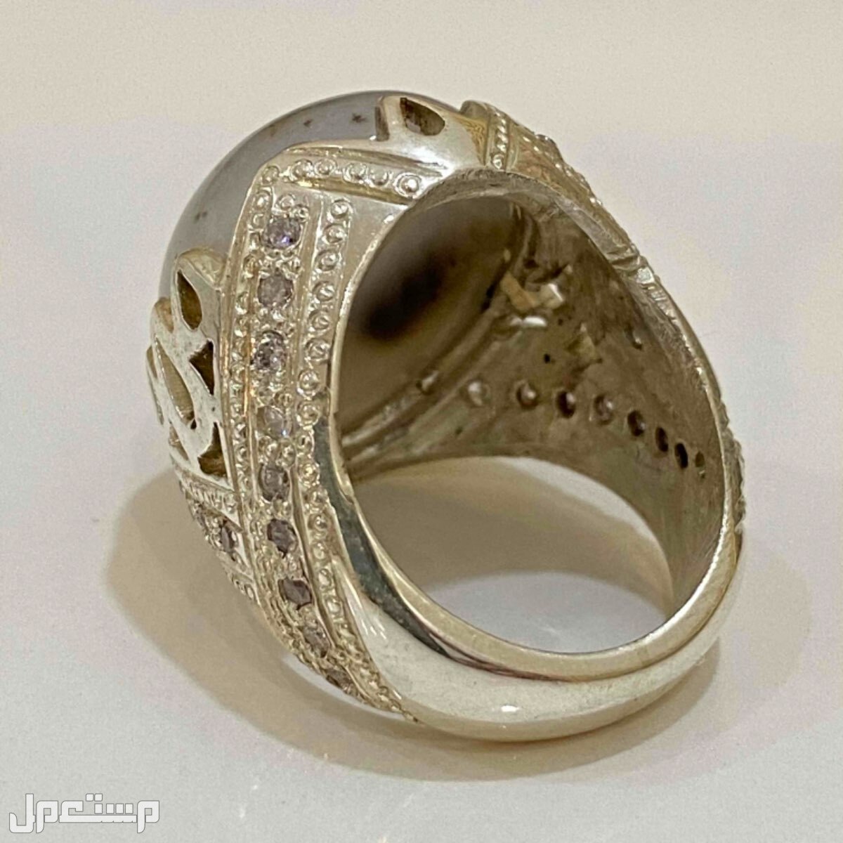 خاتم ملكي عقيق يماني مصور مرصع بالزركون الأمريكي