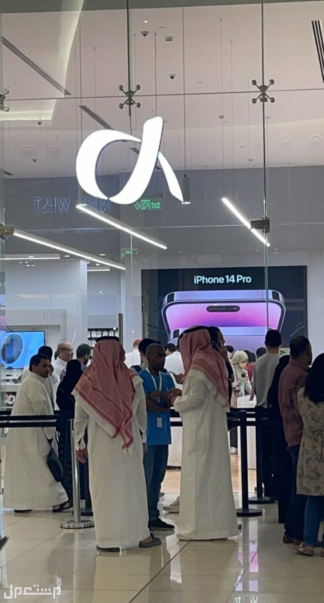 بالصور.. وصول آيفون 14 في المتاجر رسمياً وتهافت المواطنين عليه في الإمارات العربية المتحدة
