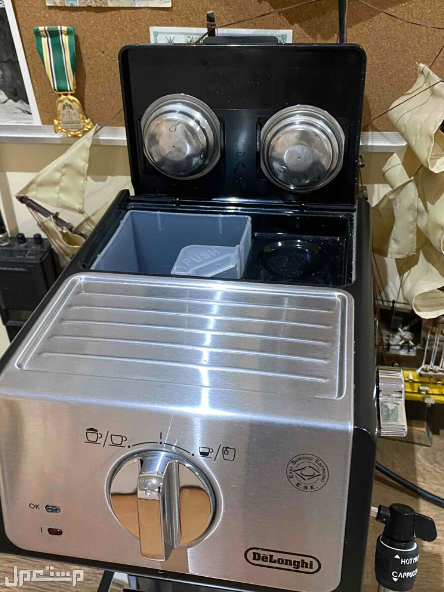 ماكينة قهوة اسبريسو ديلونجي نظيفة للبيع