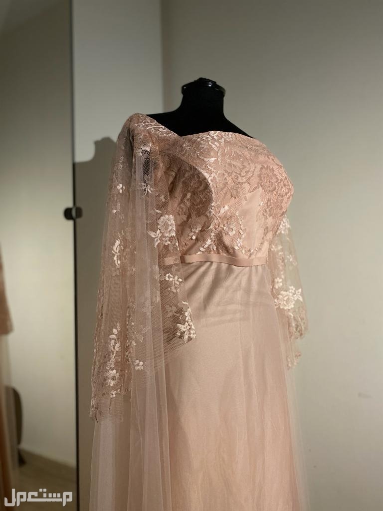 فستان تفصيل بلون البيج بسعر 700﷼ وغير قابل للتفاوض