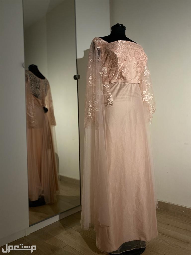 فستان تفصيل بلون البيج بسعر 700﷼ وغير قابل للتفاوض