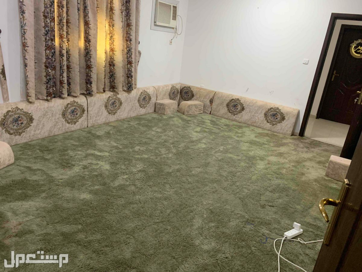 مكيفات و غرفة نوم وطقم كنب و تلفزيون             للبيع في الجبيل بسعر 6700 ريال سعودي قابل للتفاوض