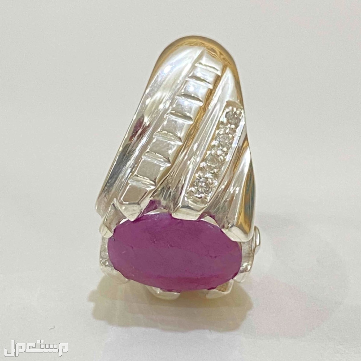 خاتم ياقوت الافريقي الطبيعي مرصع الماس في المدينة المنورة بسعر 1950 ريال سعودي