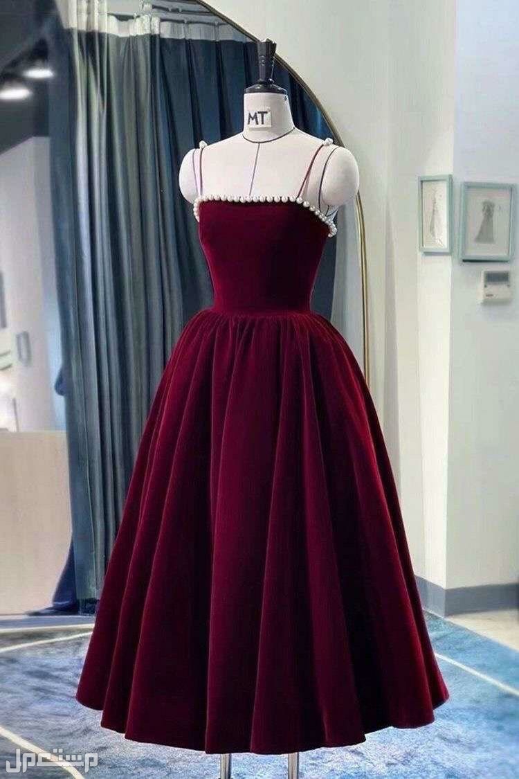 فستان مخمل لون مميز بتصميم جديد
