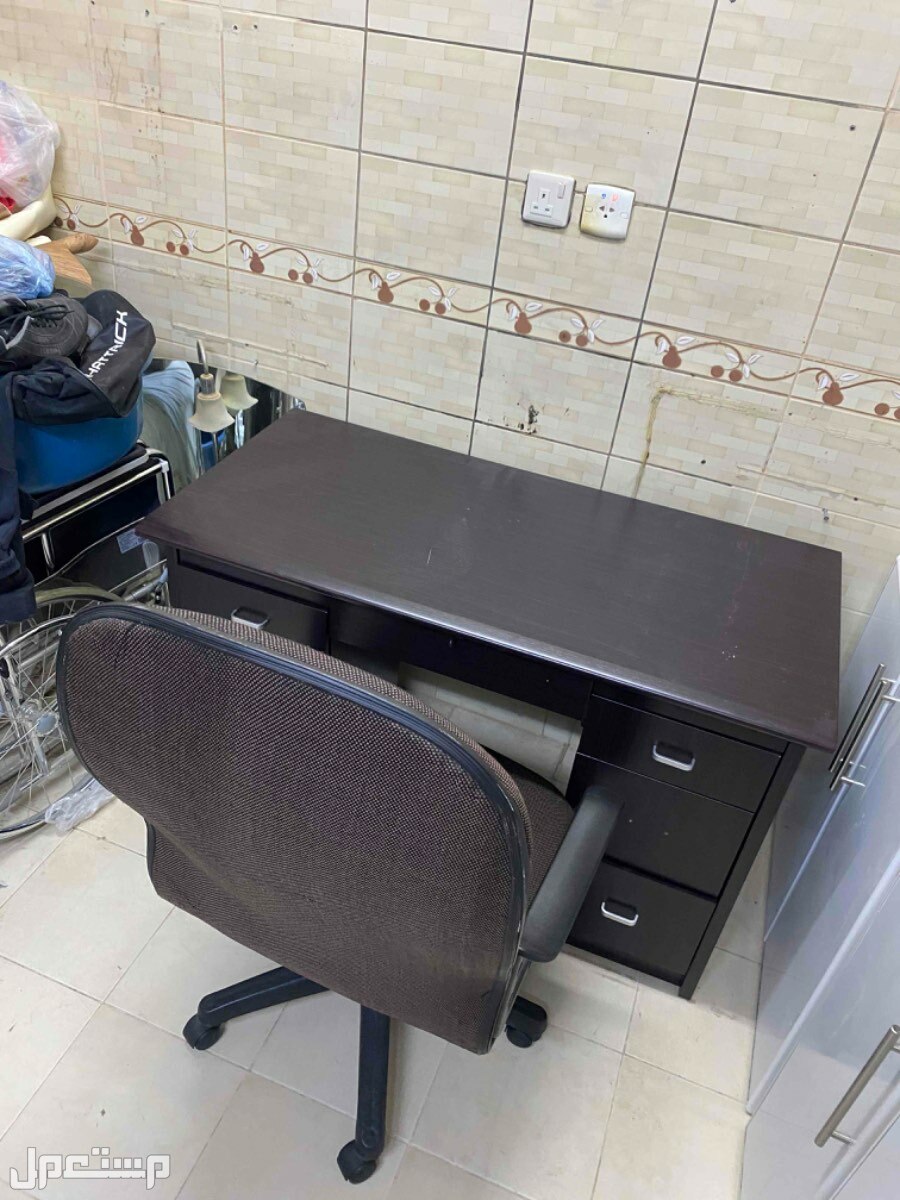 مكتب مع كرسي متحرك في ينبع