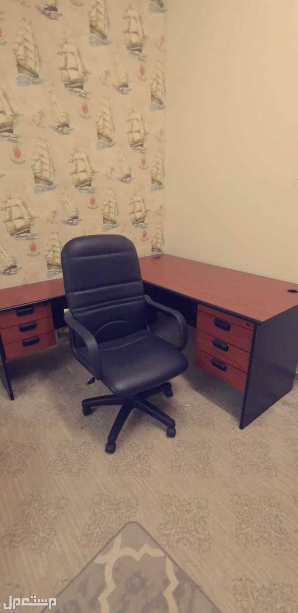 مكتب خشبي زاوية نظيف مع كرسي جلد