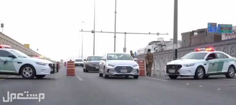 تعرف على 8 حالات يحظر فيها تجاوز السيارات على الطريق في البحرين