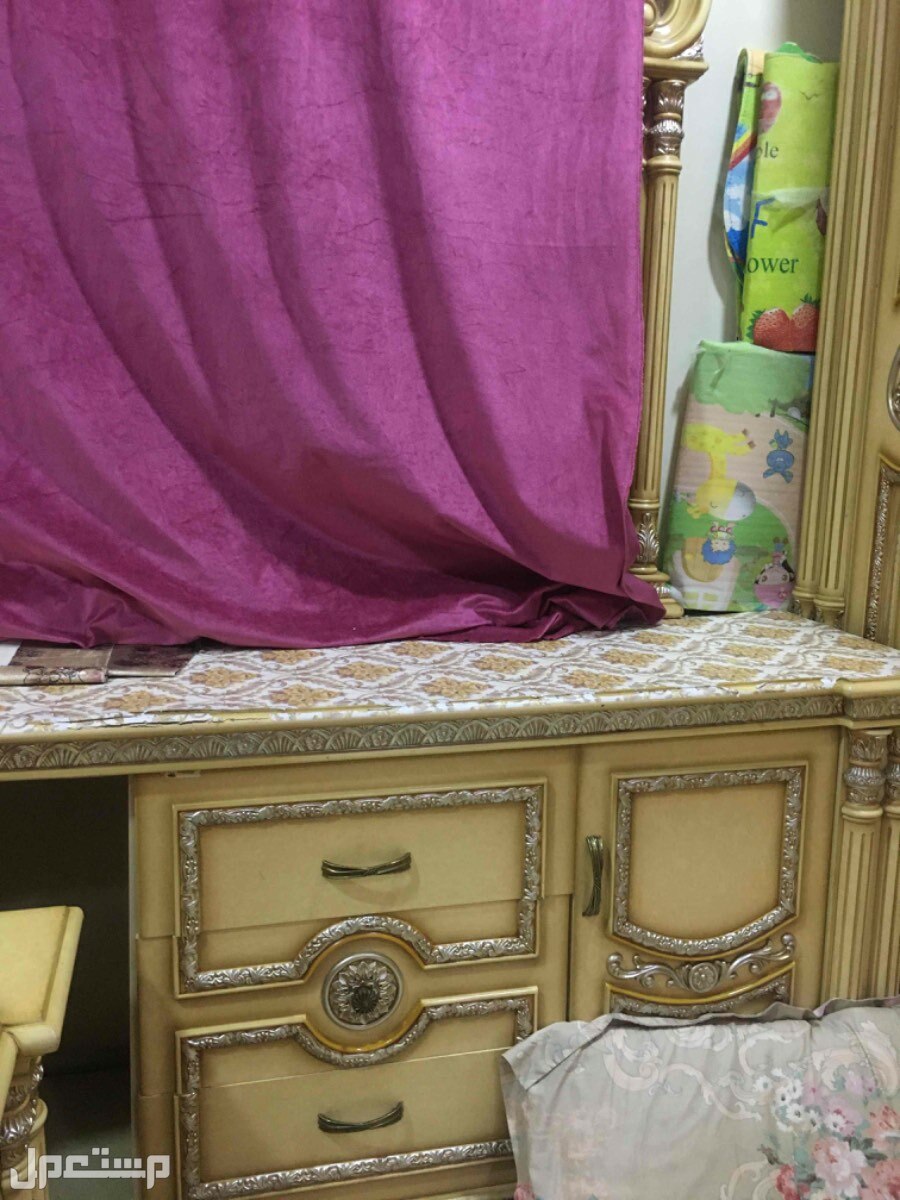 غرفة نوم خمس قطع للبيع  ماركة خشب صيني من النوع الثقيل  في بحرة بسعر 3750 ريال سعودي بداية السوم تسريحة مع مراية