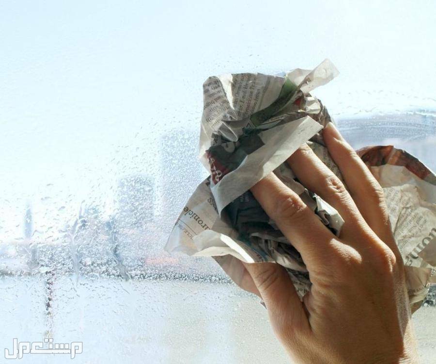 طريقة تنظيف الزجاج من البقع بشكل فعّال في الإمارات العربية المتحدة ورق الجرائد