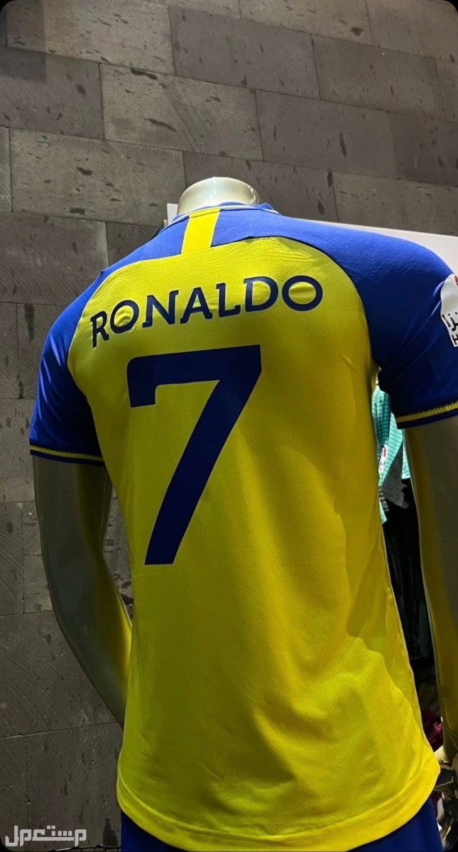 وصول النجم العالمي كريستيانو رونالدو وعائلته إلى الرياض.. استقبال خاص قميص رونالدو