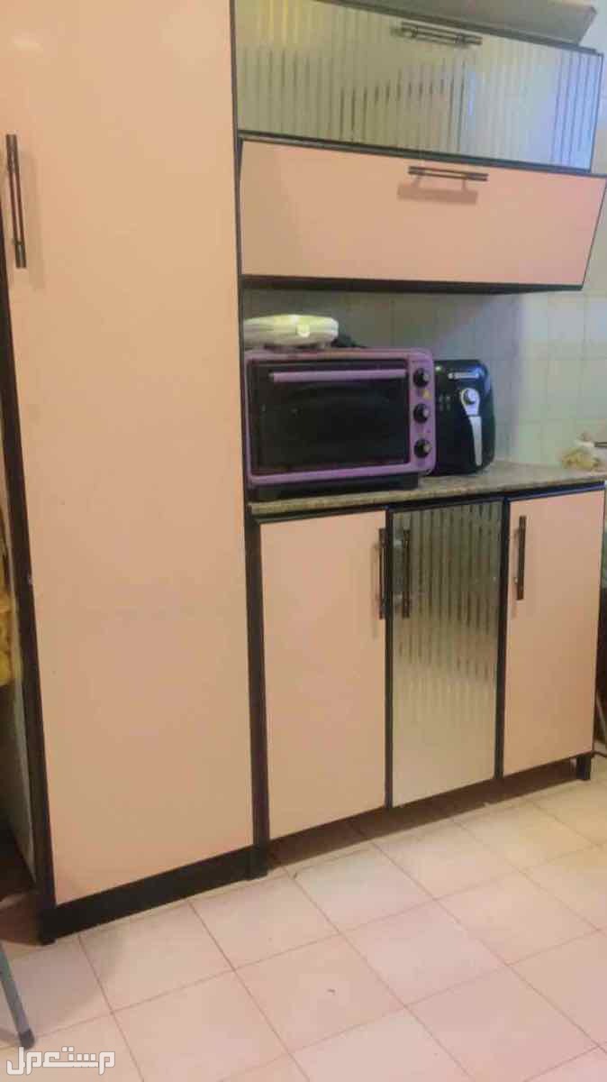 مطبخ كامل بلون الوردي و الرصاصي و فرن  ماركة مطبخ كامل مع الفرن  في الرياض بسعر 2000 ريال سعودي غير قابل للتفاوض