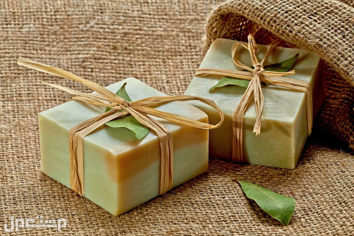 طرق سهلة  لإزالة بقع الزيت من الكنب والمفروشات صابون الغاز